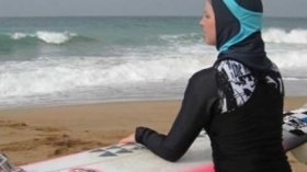 “حجاب” لركوب الأمواج!؟