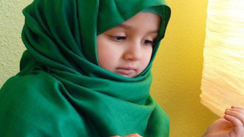 فتيـات‮ ‬في‮ ‬عمر‮ ‬الزهور‮ ‬يرتدين‮ ‬الحجاب‮ ‬