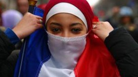 فصل  معلمة  فرنسية  بسبب  الحجاب  لأول  مرّة