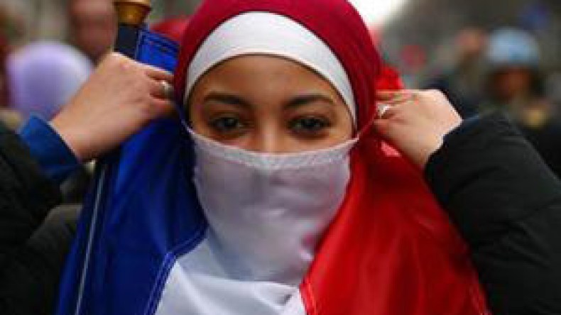 فصل  معلمة  فرنسية  بسبب  الحجاب  لأول  مرّة
