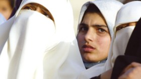 تعيين موظفات بالدوائر لتصوير المحجبات دون خمار في مقرات الدوائر