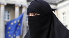 محكمة العدل الأوروبية تجيز حظر الرموز الدينية في أماكن العمل