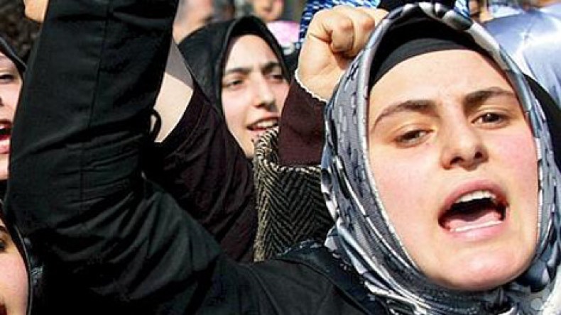 أردوغان يقترح إنهاء حظر الحجاب في المكاتب الحكومية ويستثني القضاء والجيش