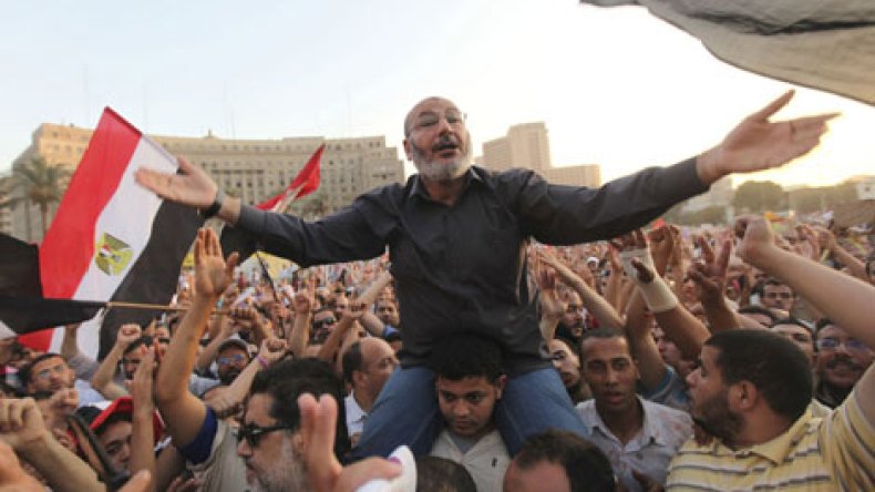 العسكري في مأزق بعد التفاف الليبراليين حول مرشح الإخوان