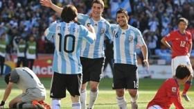 ثلاثية هيغواين تضع الأرجنتين في الدور الثاني