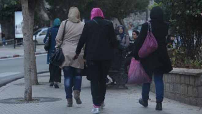 حجاب الجينز والفيزو يغزو الشارع الجزائري