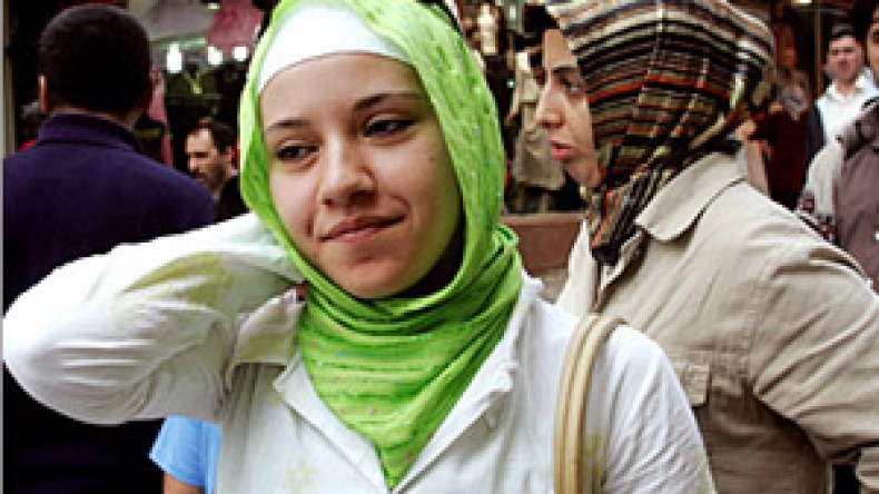 10 ملايين دولار ورفع الحظر عن الخمار بفرنسا والإفراج عن إرهابيين