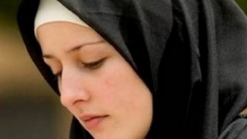 والدتي تحارب تديني والتزامي