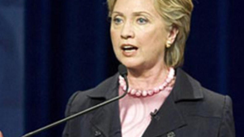 هيلاري تناقش الملفات العالقة مع العراق وقضية المعتقلين الأربعة في غوانتانامو