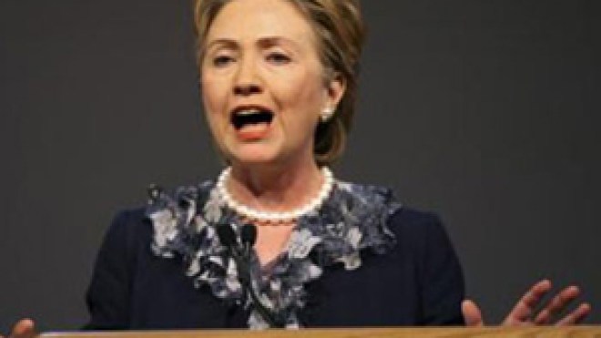 مئات المتظاهرين يرفضون زيارة كلينتون الى تونس