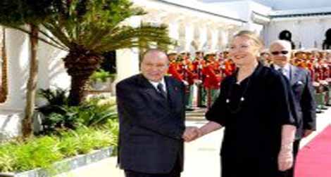 Le président Bouteflika reçoit la secrétaire d’Etat américaine, Hillary Clinton