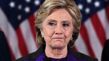 Clinton accuse le chef du FBI d'avoir porté un coup à sa campagne