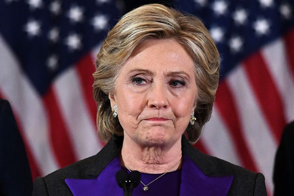 Clinton accuse le chef du FBI d'avoir porté un coup à sa campagne