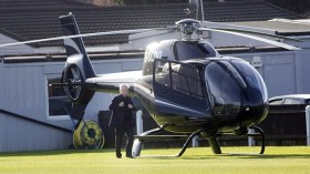 مالك وست هام يقتحم التدريبات بـ”الهليكوبتر” للرفع من معنويات الفريق.. !