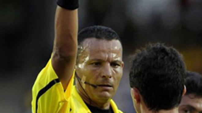 حيمودي‭ ‬يحفظ‭ ‬ماء‭ ‬وجه‭ ‬الجزائر‭ ‬بنيله‭ ‬لقب‭ ‬أفضل‭ ‬حكم أفريقي