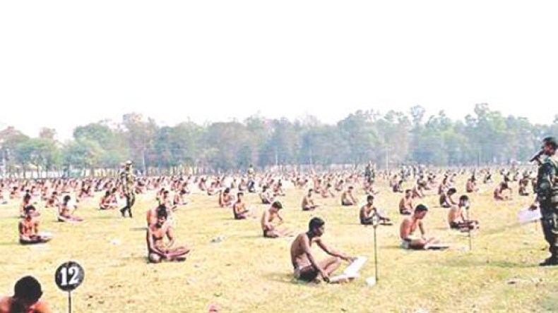 امتحانات الجيش بالسراويل الداخلية تفاديا للغش