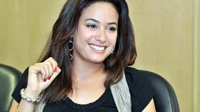 مُمثلة تونسية تجيز السُخرية من الرسول “ص” باسم حُرية التعبير!!