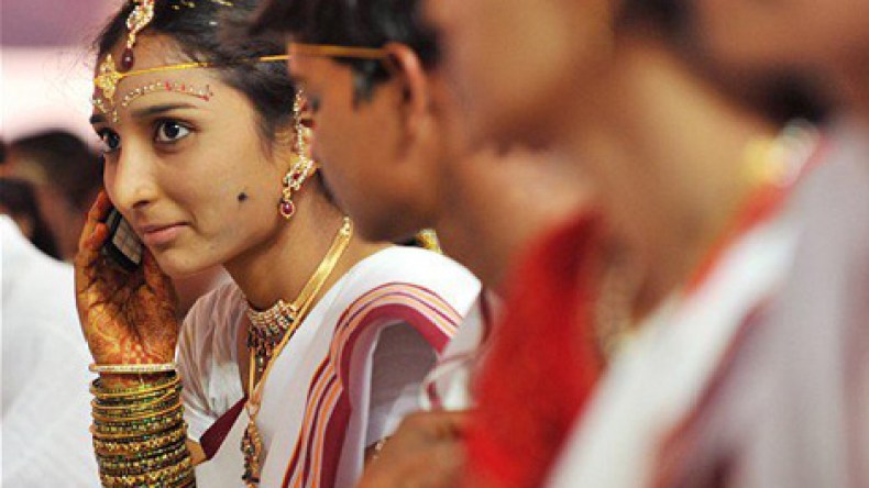 182 دولار غرامة استعمال المراة للهاتف النقال بالهند