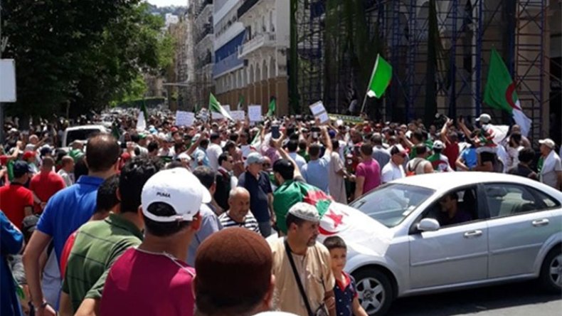 الحرارة تُضعِف أعداد المتظاهرين