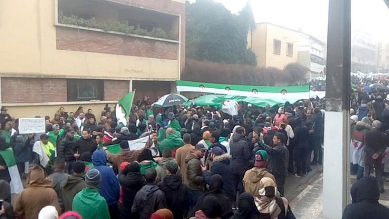 سيدة تسب عقبة بن نافع وتسخر من مترشح للانتخابات!