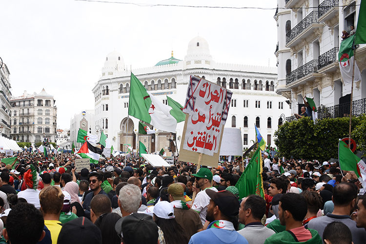 Les Algériens d’une seule voix: “Non aux élections du 4 juillet”