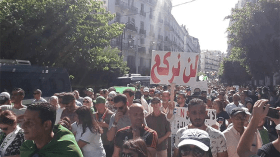 المواطنون يردون على التدخل الأجنبي بشعارات قوية
