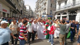 الجزائريون يواصلون الحراك في عز الصيف