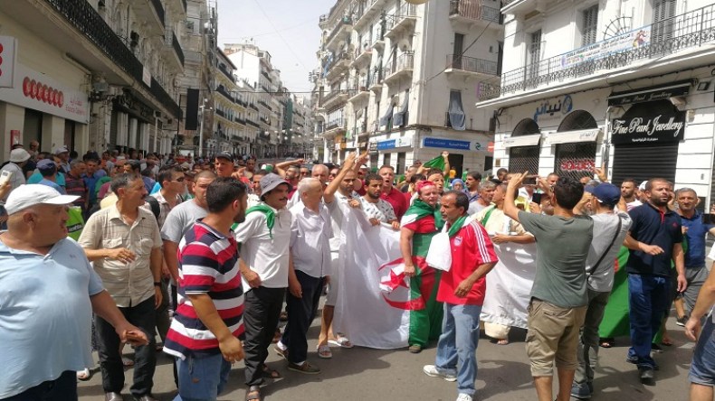 الجزائريون يواصلون الحراك في عز الصيف