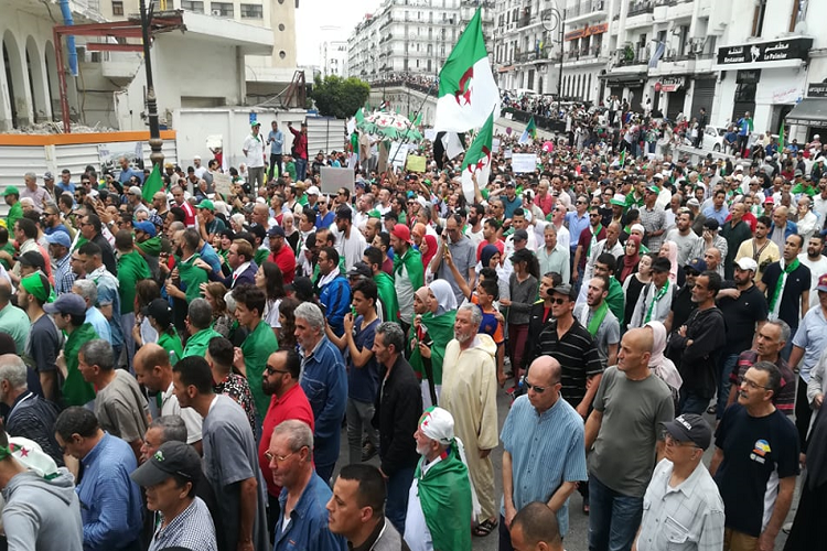 Les Algériens manifestent pour le 15e vendredi de suite