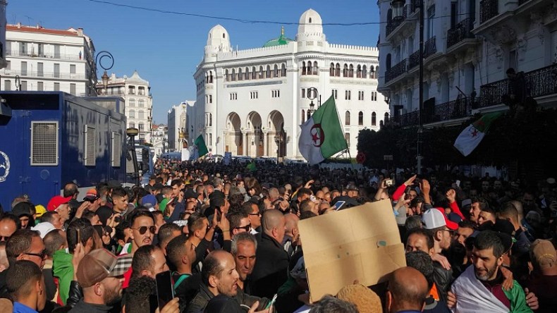 الجزائريون يستهلون سنة 2020 بمسيرات شعبية