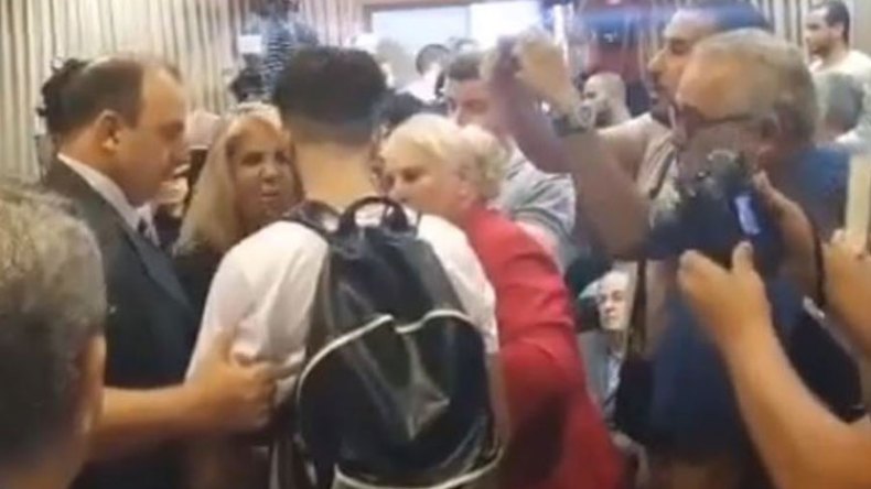 طلبة يقتحمون مقر الهيئة مطالبين برحيل حكومة بدوي ورموز العصابة