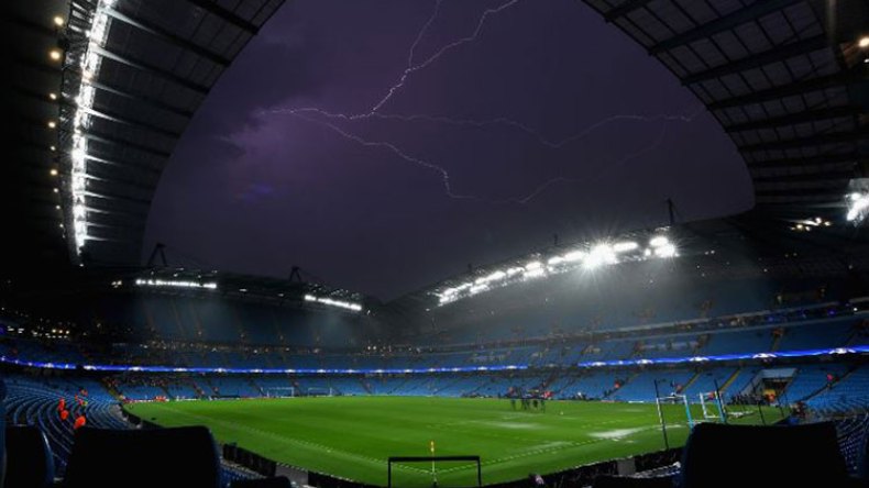 رداءة الأحوال الجوية تُعيد محرز وزملاءه إلى “البيت”