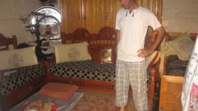 عائلة من 5 أفراد تقيم في “ڤاريطة” تعود للعهد الاستعماري في سكيكدة