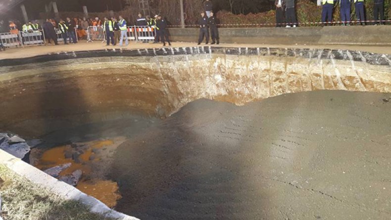 مندبة كبيرة.. لأجل “حفرة”!