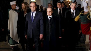 هولاند بين تنصير الجزائر وأسلمة فرنسا