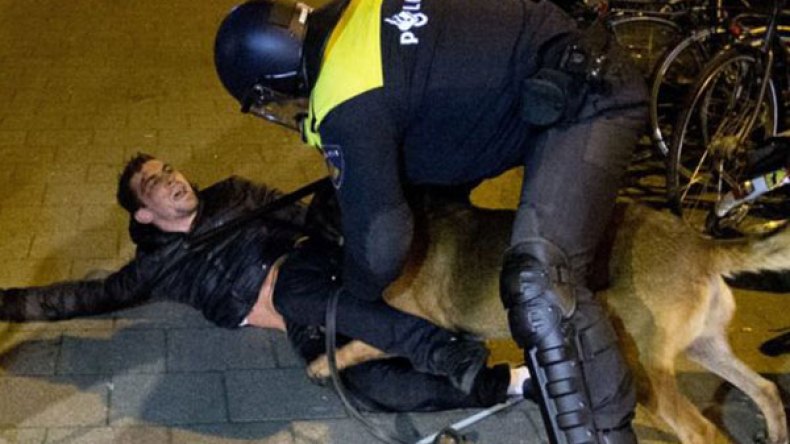 هولندا تفض مظاهرة مؤيدة لأردوغان مع تصاعد الأزمة