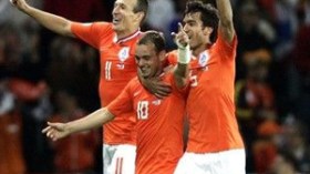 ‭ ‬منتخب‭ ‬هولندا‭ ‬في‭ ‬النهائي  و طردت‭ ‬نحساً‭ ‬لازمها‭ ‬طيلة‭ ‬32‭ ‬عاماً‭