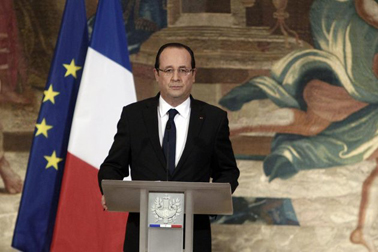 Hollande dénonce la “barbarie” des terroristes dans le nord du pays