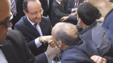 L’image de l’Algérien embrassant la main de Hollande largement partagée sur Facebook