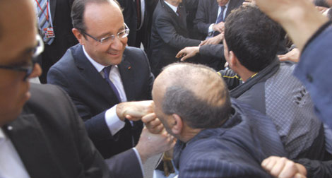 L’image de l’Algérien embrassant la main de Hollande largement partagée sur Facebook