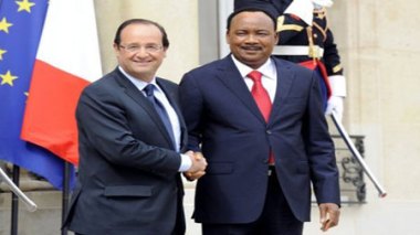 Hollande redoute “l'installation de groupes terroristes” au Mali