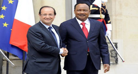 Hollande redoute “l'installation de groupes terroristes” au Mali