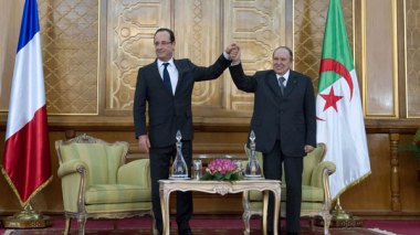Hollande en visite à Alger la mi-juin