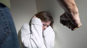 ملاكم مهدد بالسجن لاعتداءاته المتكررة على زوجته