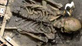 العثور على هياكل عظمية لإنسان ما قبل التاريخ داخل 15 قبرا