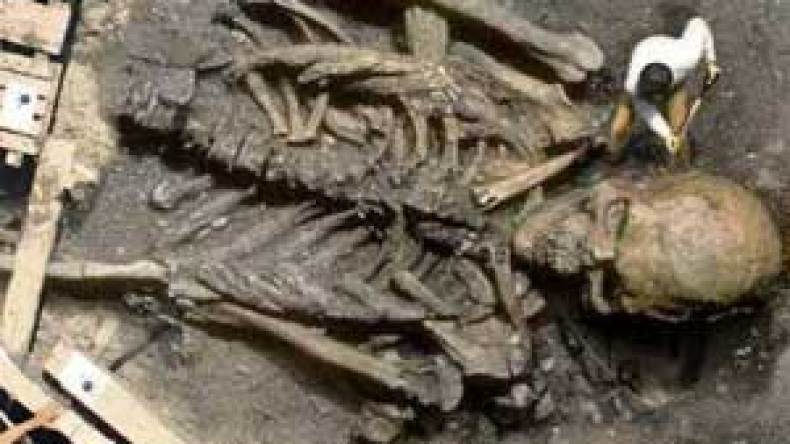 العثور على هياكل عظمية لإنسان ما قبل التاريخ داخل 15 قبرا