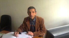 أبكم وأصم يتقن ثلاث لغات وأبناؤه يحفظون الستين