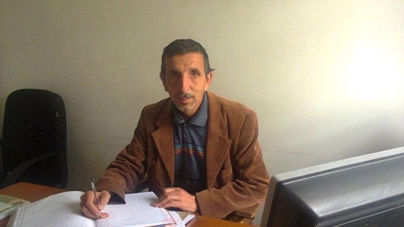 أبكم وأصم يتقن ثلاث لغات وأبناؤه يحفظون الستين