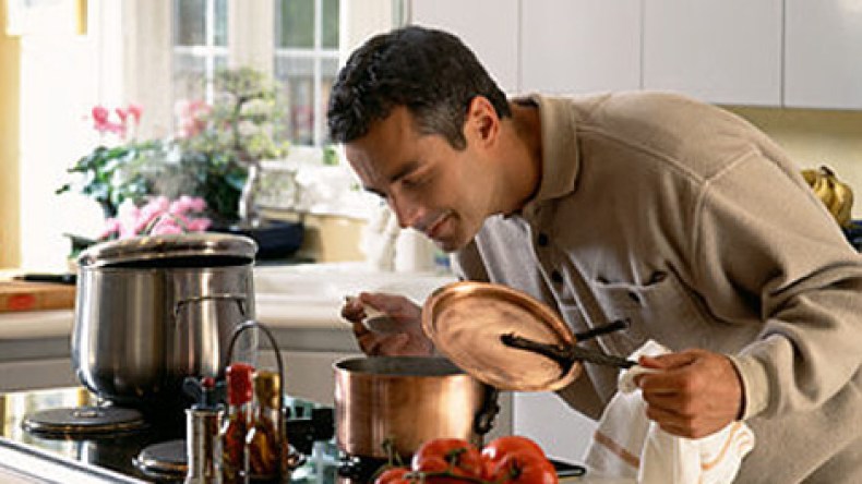 رجال “مرمْضنون” يطردون زوجاتهم من المطبخ في رمضان