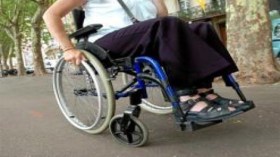 معاقون يدخلون في إضراب عن الطعام أمام وزارة التضامن